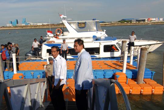 Jokowi uji coba waterway Marunda