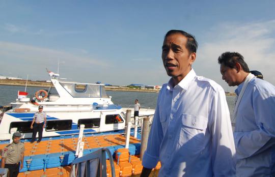 Jokowi uji coba waterway Marunda