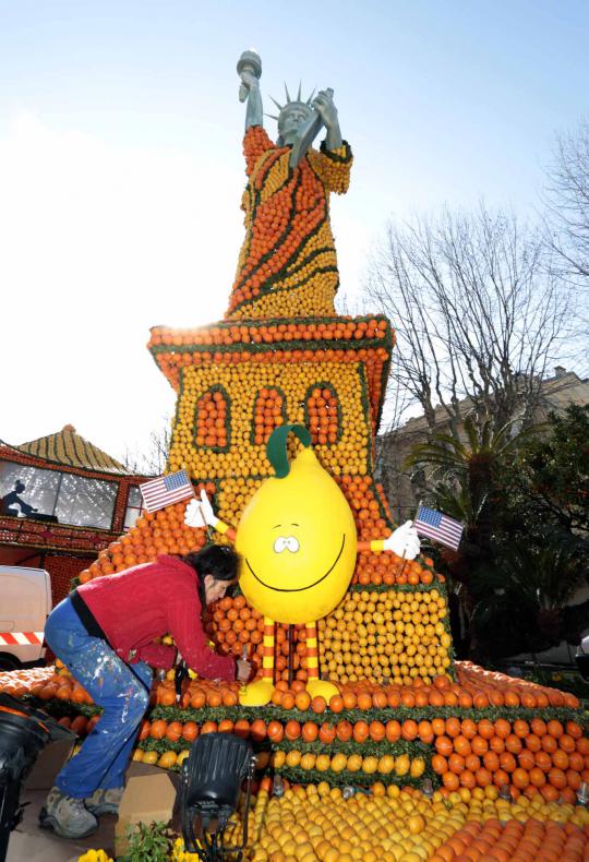 145 ton lemon dan jeruk hiasi patung di Menton