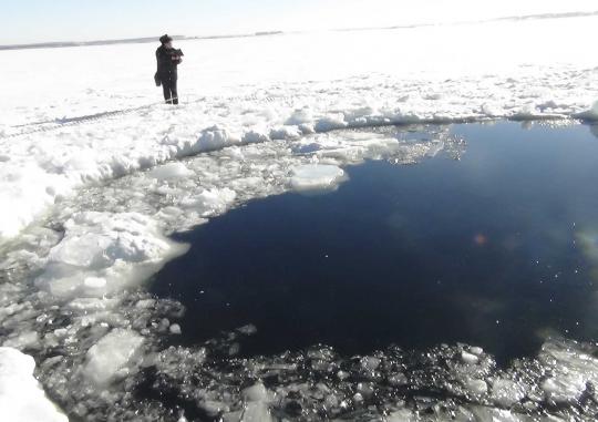 Meteor Rusia yang jatuh membentuk lubang di danau es