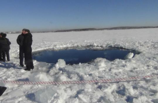 Meteor Rusia yang jatuh membentuk lubang di danau es