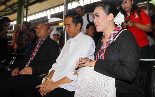 Naik kereta, Jokowi ikut kampanye Rieke-Teten di Bandung