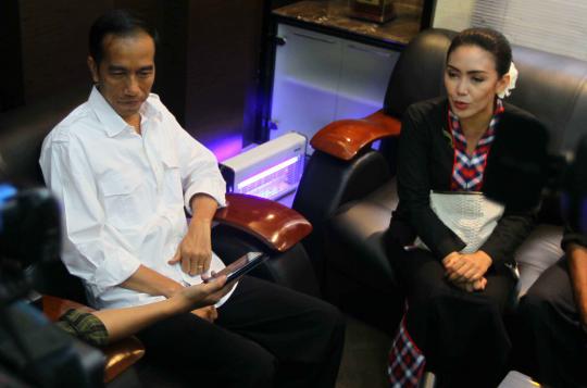 Naik kereta, Jokowi ikut kampanye Rieke-Teten di Bandung