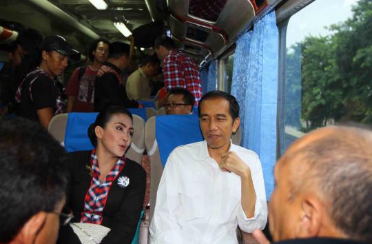 Naik kereta, Jokowi ikut kampanye Rieke-Teten di Bandung