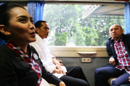 Naik kereta, Jokowi ikut kampanye Rieke-Teten di Bandung