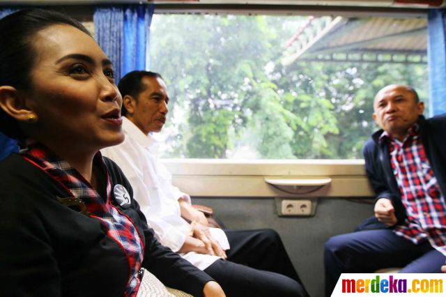 Foto : Naik kereta, Jokowi ikut kampanye Rieke-Teten di 