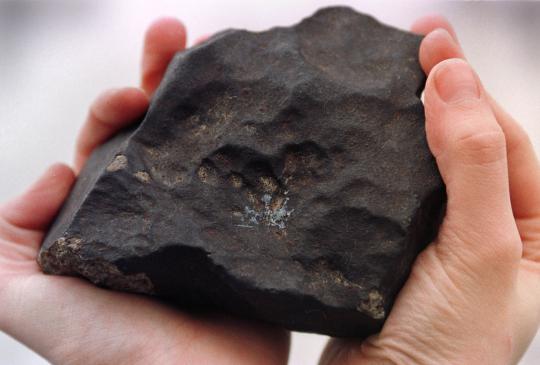 Penampakan beragam batu meteor, dijual hingga Rp 25 miliar