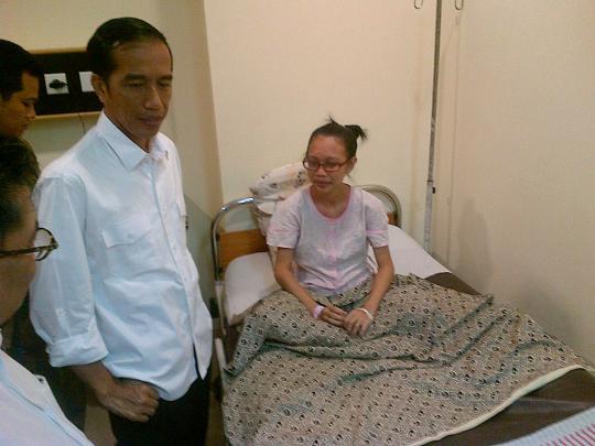 Usai rapat proyek MRT, Jokowi jenguk Lisa & Dara di RS Tarakan