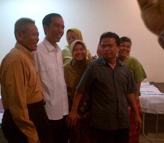 Usai rapat proyek MRT, Jokowi jenguk Lisa & Dara di RS Tarakan