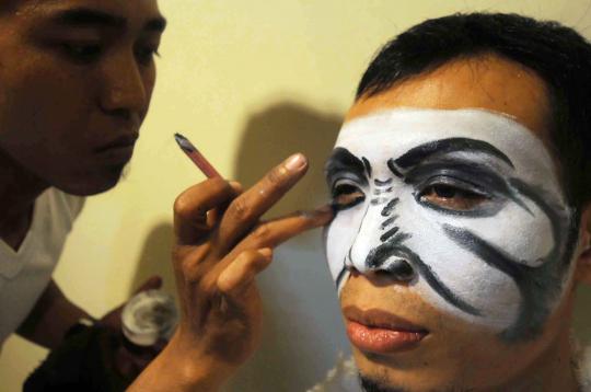 Tokoh legenda pewayangan Hanoman jalan-jalan di mal Jakarta