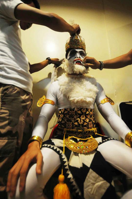 Tokoh legenda pewayangan Hanoman jalan-jalan di mal Jakarta