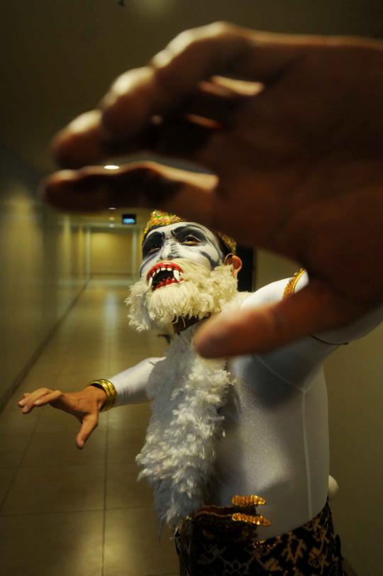 Tokoh legenda pewayangan Hanoman jalan-jalan di mal Jakarta
