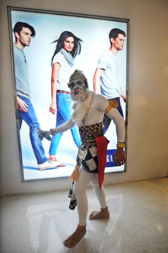 Tokoh legenda pewayangan Hanoman jalan-jalan di mal Jakarta