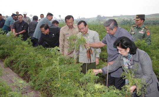 SBY dan rombongan blusukan ke Lereng Gunung Slamet