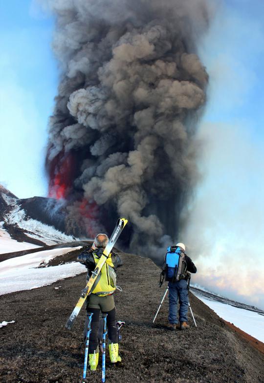 Melihat dahsyatnya pemandangan Gunung Etna yang meletus