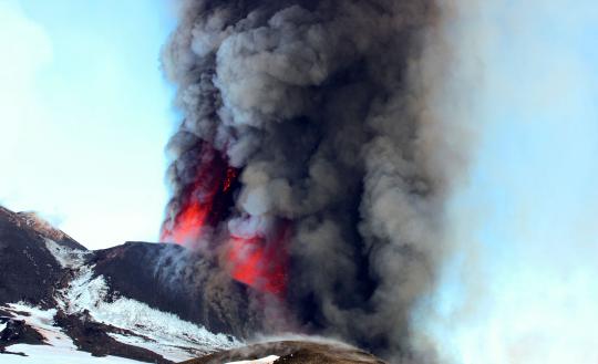 Melihat dahsyatnya pemandangan Gunung Etna yang meletus