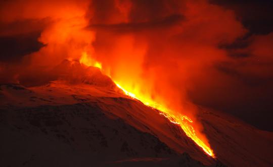 Melihat dahsyatnya pemandangan Gunung Etna yang meletus