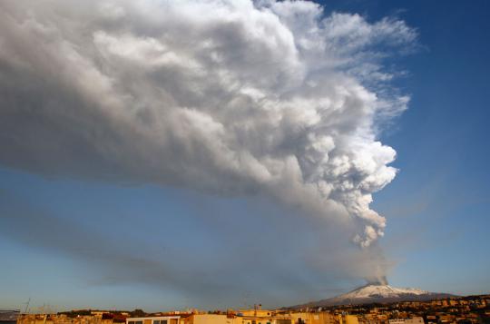 Melihat dahsyatnya pemandangan Gunung Etna yang meletus