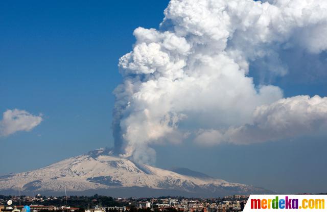 Foto Melihat Dahsyatnya Pemandangan Gunung Etna Yang Meletus Merdeka Com