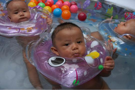 Melatih motorik bayi dengan berenang