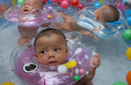 Melatih motorik bayi dengan berenang