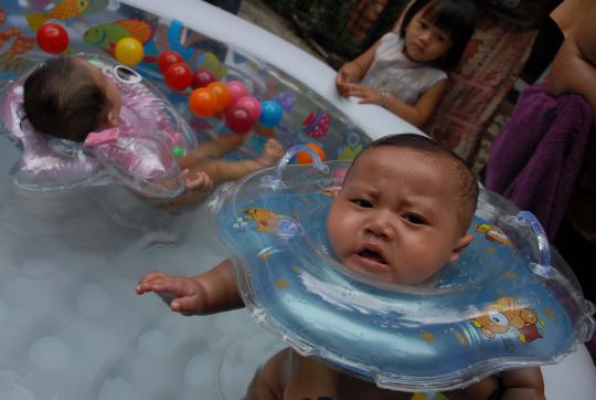 Melatih motorik bayi dengan berenang