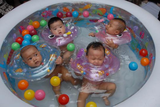 Melatih motorik bayi dengan berenang