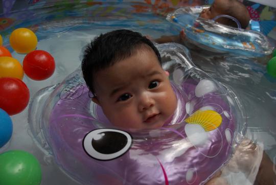 Melatih motorik bayi dengan berenang