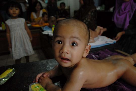 Melatih motorik bayi dengan berenang