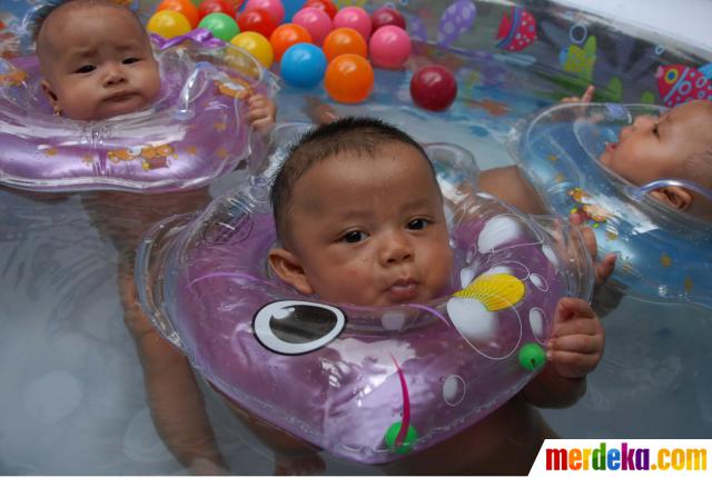 Foto : Melatih motorik bayi dengan berenang merdeka.com