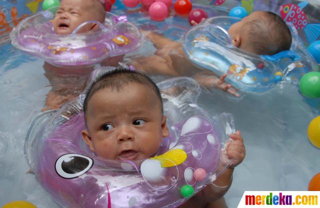 Foto : Melatih motorik bayi dengan berenang merdeka.com