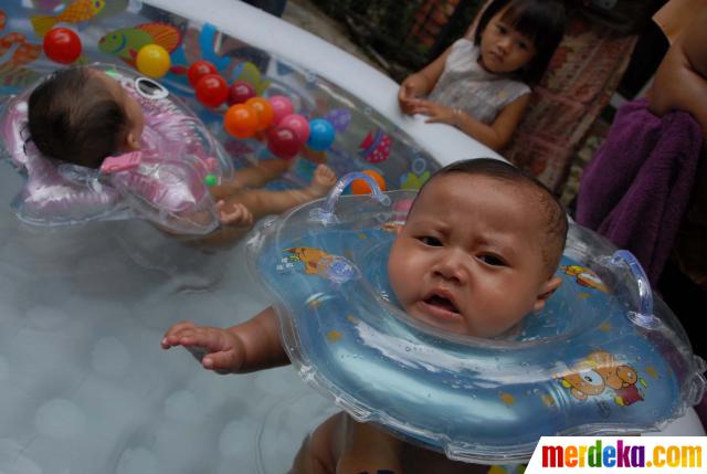 Foto : Melatih motorik bayi dengan berenang merdeka.com