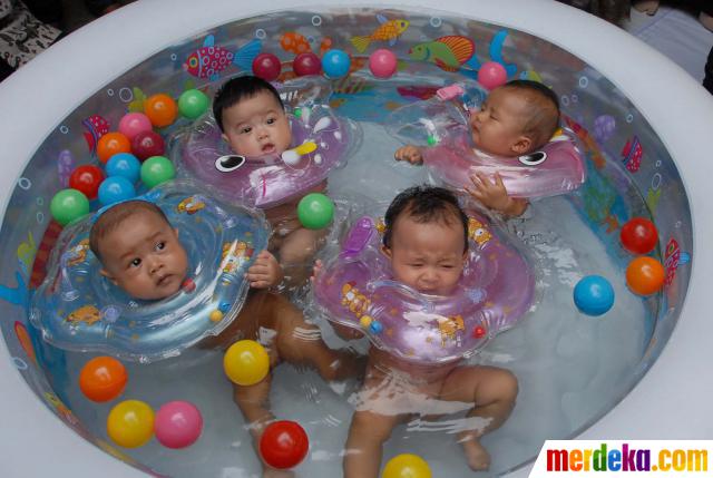 Foto : Melatih motorik bayi dengan berenang merdeka.com