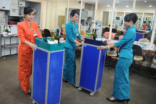 Kegiatan para wanita di sekolah pramugari Garuda Indonesia