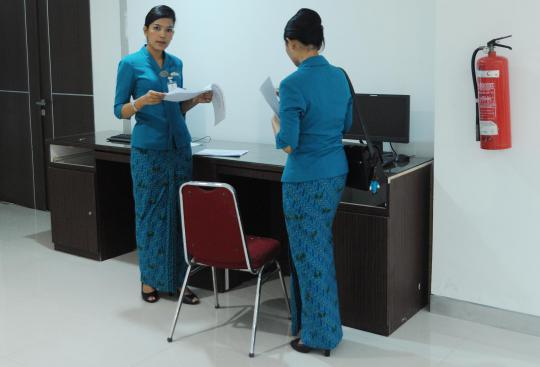 Kegiatan para wanita di sekolah pramugari Garuda Indonesia