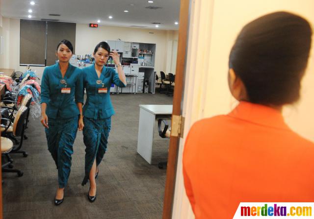 Foto Kegiatan para wanita di sekolah pramugari Garuda