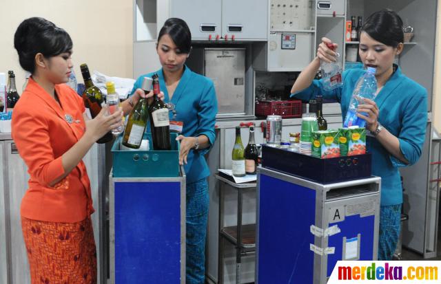 Foto Kegiatan para wanita di sekolah pramugari Garuda