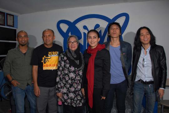 Rieke dan Teten ke markas Slank