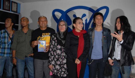 Rieke dan Teten ke markas Slank