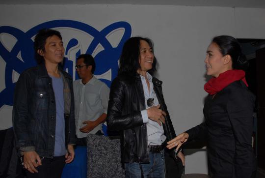 Rieke dan Teten ke markas Slank