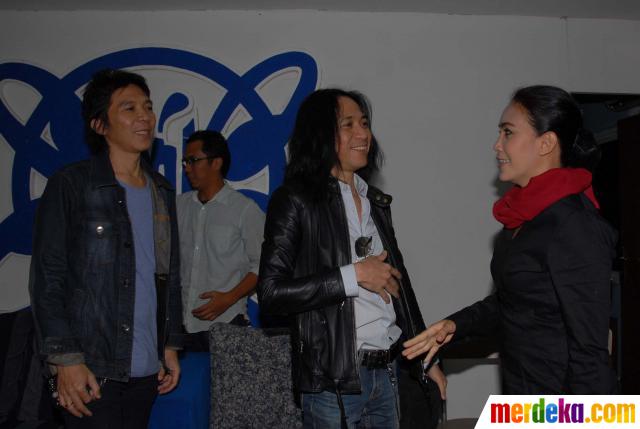 Foto : Rieke dan Teten ke markas Slank merdeka.com