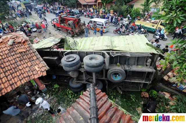 Foto : Kecelakaan maut di Cianjur, 16 orang tewas merdeka.com