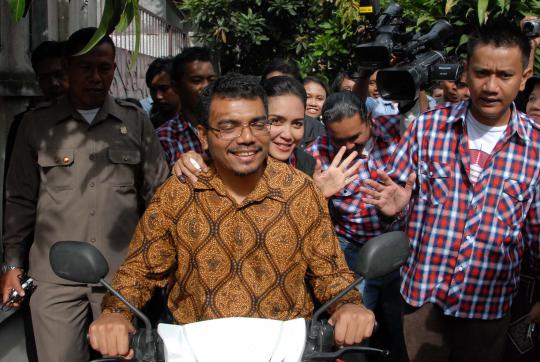 Nyoblos Pilgub Jabar, Rieke diantar suami naik motor