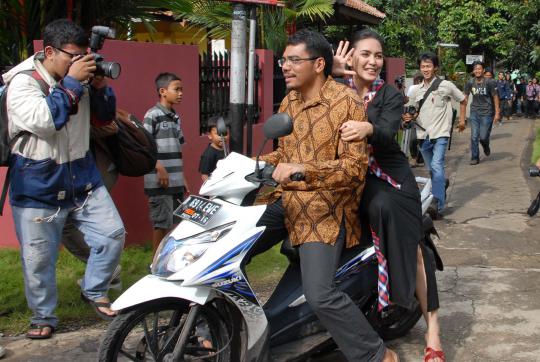 Nyoblos Pilgub Jabar, Rieke diantar suami naik motor