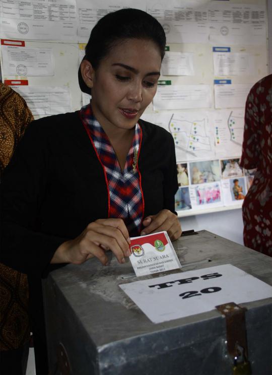 Nyoblos Pilgub Jabar, Rieke diantar suami naik motor