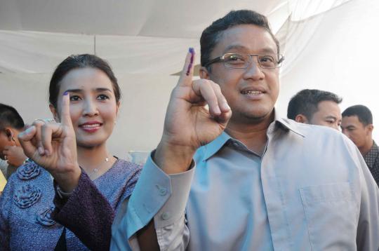 Didampingi sang istri, Dede Yusuf nyoblos Pilgub Jawa Barat