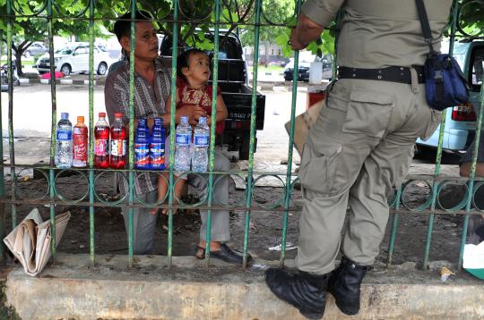 Petugas Satpol PP usir pedagang asongan di Monas