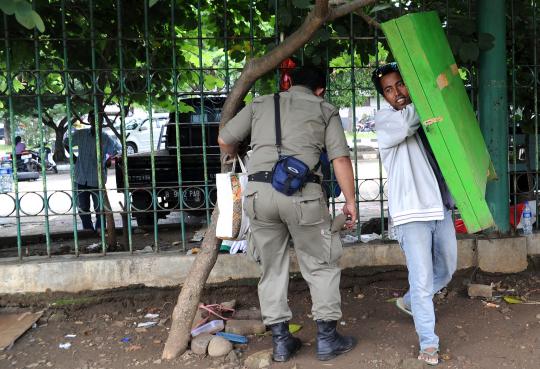 Petugas Satpol PP usir pedagang asongan di Monas