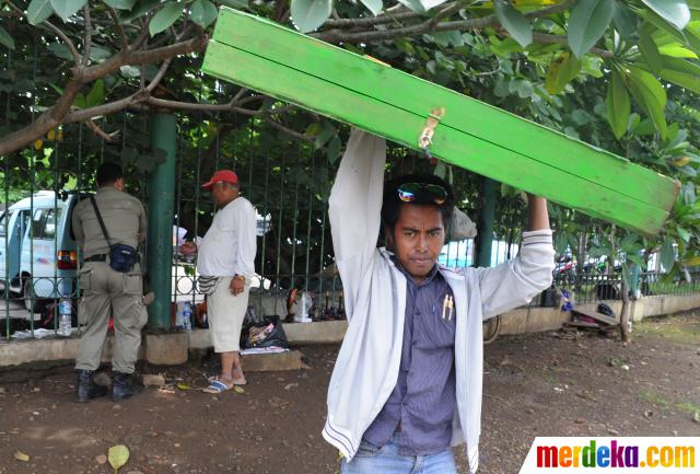 Foto : Petugas Satpol PP usir pedagang asongan di Monas 