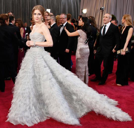 Gaun menawan para aktris cantik di karpet merah Oscar 2013
